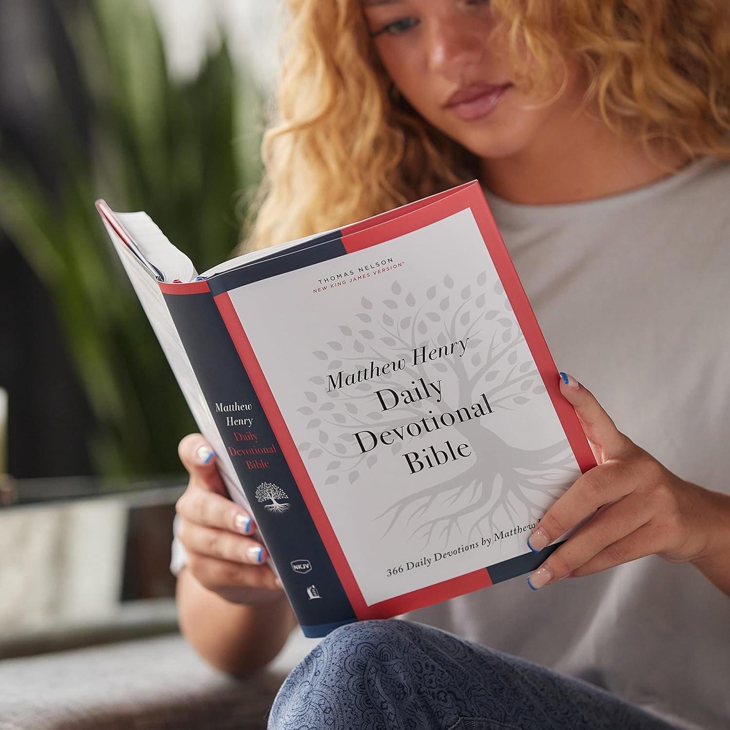 NKJV, Matthew Henry Daily Devotional Bible, Hardcover, Red Letter, Thumb Indexed, Comfort Print: 366 Daily Devotions by Matthew Henry - Image 3