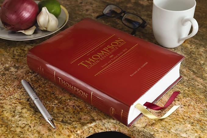 NKJV, Thompson Chain-Reference Bible, Hardcover, Red Letter, Comfort Print - Image 2