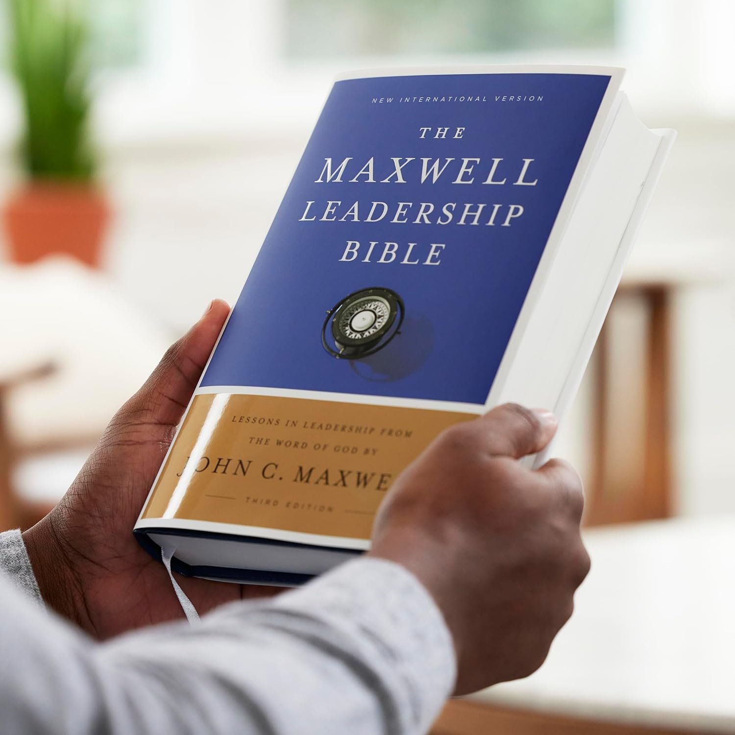 NIV, Maxwell Leadership Bible, 3rd Edition, Hardcover, Comfort Print - Image 2