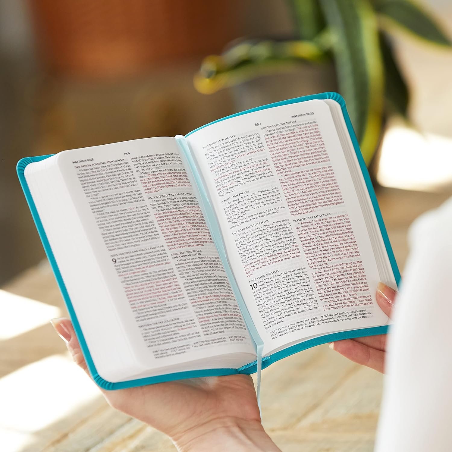 NKJV, Thinline Bible, Compact, Leathersoft, Blue, Red Letter, Comfort Print: Holy Bible, New King James Version - Image 3